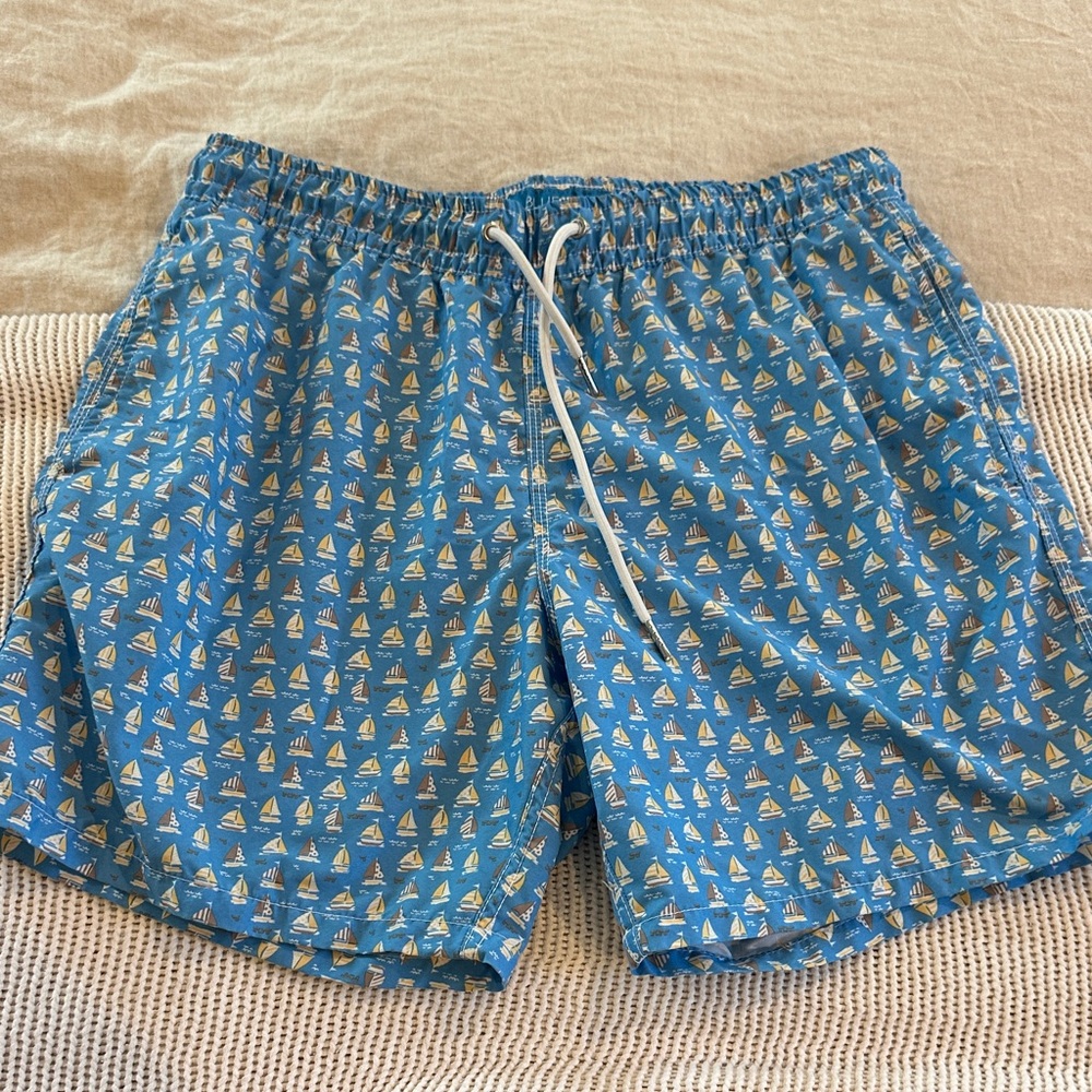 Men’s L Blue Wave Sailboat Print Swim Shorts